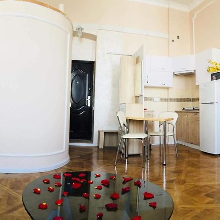 Apartment In The City Center Ivano Frankivsk Bagian luar foto