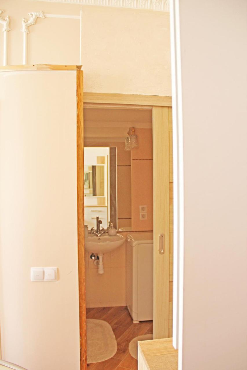 Apartment In The City Center Ivano Frankivsk Bagian luar foto