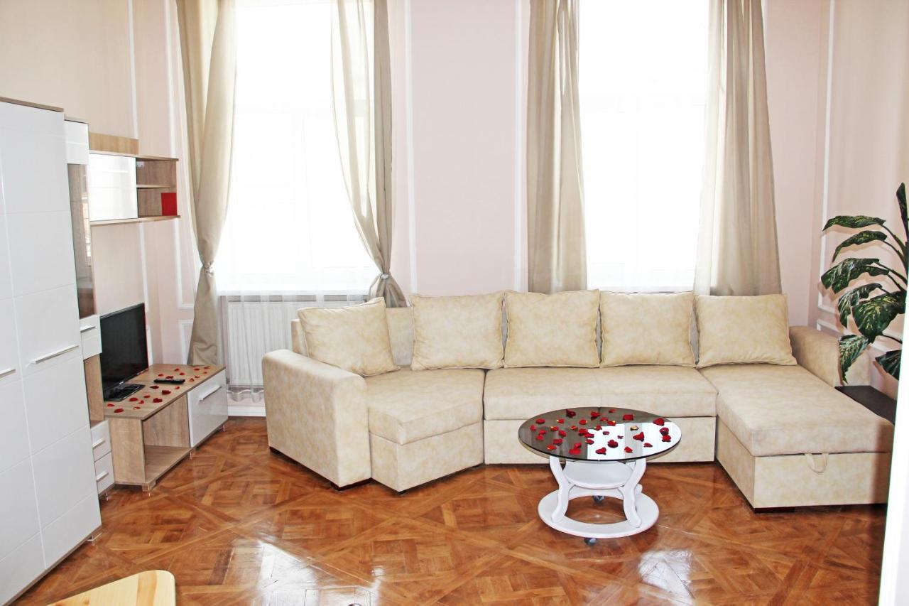 Apartment In The City Center Ivano Frankivsk Bagian luar foto